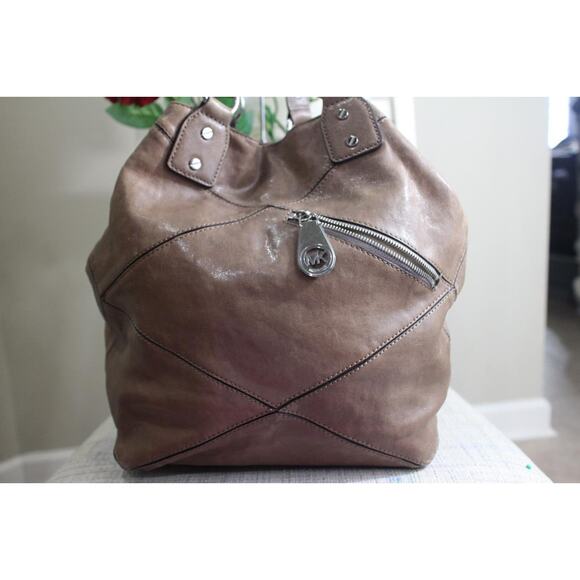 Michael Kors Taupe Quilt Pattern Leather Hobo Shoulder Bag  Michael Kors Taupe Quilt Pattern Leather Hobo Shoulder Bag (pu170